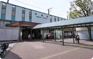 JR成瀬駅北口に出ると左手にりそな銀行・タリーズが見えます。